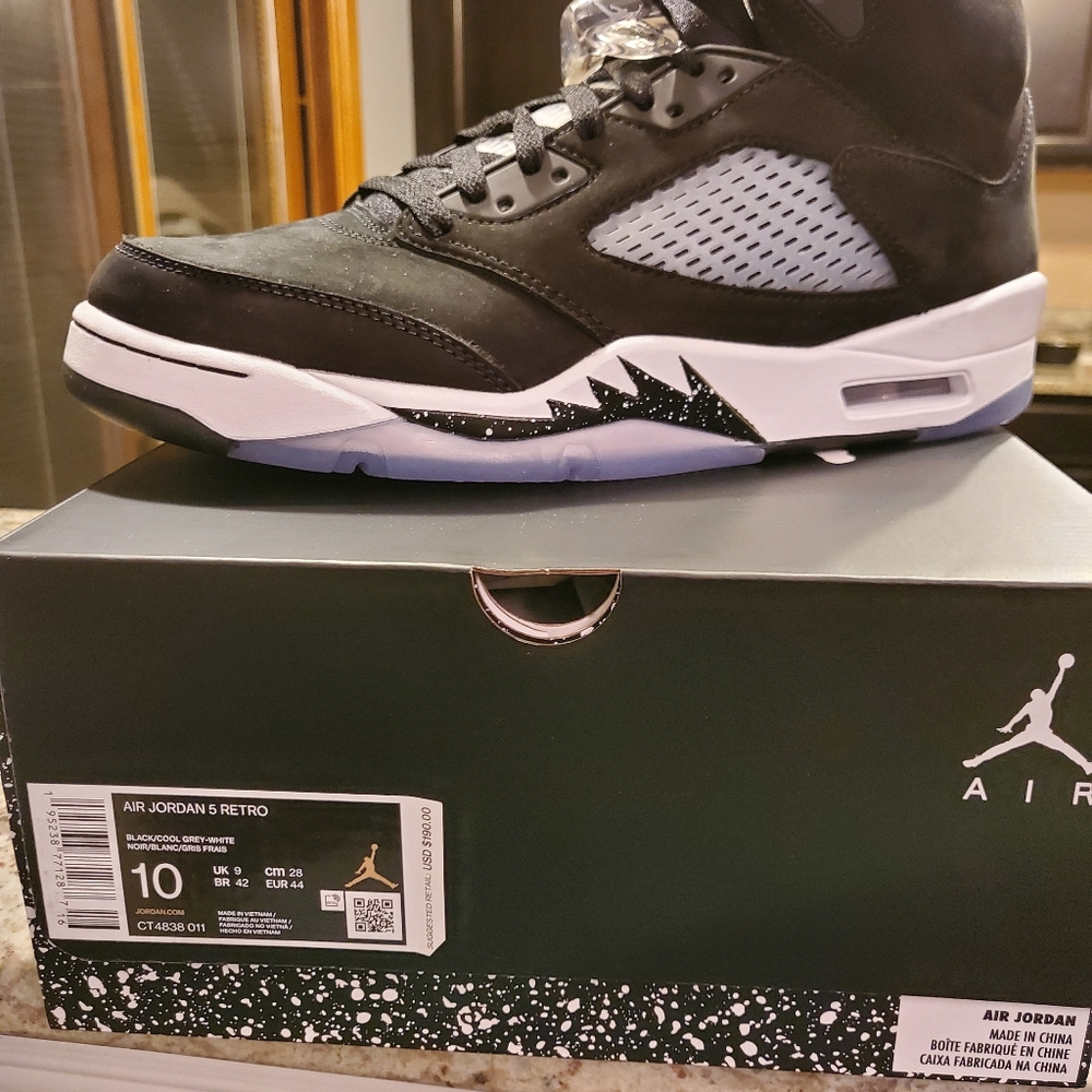 Is air Jordan 5 retro oreo size 10